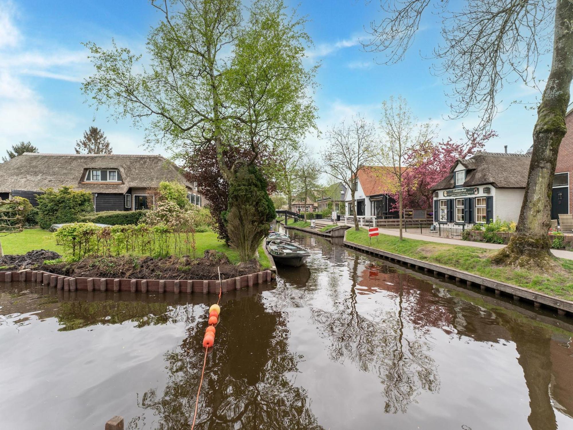 Lodge In Giethoorn With Breakfast Exterior photo